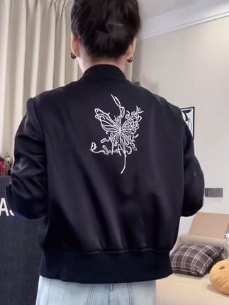 秋季新款女士夹克蝴蝶刺绣时尚休闲百搭棒球服上衣外套女#夹克外套 #休闲百搭 #棒球服外套 #谁穿谁好看系列
