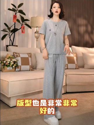 #上热门 简约时尚运动套装,宽松显瘦又时尚,不挑身材不挑年龄,无论是居家还是逛街都很舒服,整套搭配省时省力#休闲减龄穿搭 #不怕你胖就怕你不时尚 #谁穿谁好看 #显瘦显高显气质 @DOU+上热门 @抖音小助手