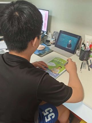 初中英语语法课程开启 高考志愿填报告一段落,接下来开启英语语法及数学强化课程,今天给侄子学的刘晓艳老师的语法课,课程生动有趣,课程中的重点我提问都能准时回答,值得推荐!家有初中生的语法学起来#初中英语 #英语语法 #语法 #英语语法讲解视频 #暑期英语学习规划