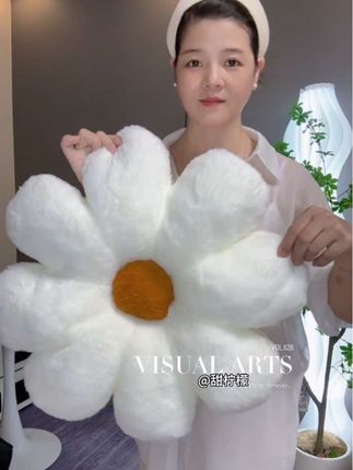 这个花朵坐垫毛茸茸的柔软舒适,放在家里,办公室椅子上,车里靠 坐都很舒服,平时放到沙发上 飘窗上 床上用的装饰也好看#太阳花朵坐垫#车坐垫#靠枕#客厅装饰