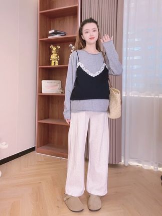 @梵希孕妇装  孕妈妈们~可两穿的孕妇休闲卫裤来了!真的好百搭好显瘦啊!! 一裤两穿,阔腿随性/风格切换不重样 软糯亲肤面料,像被云朵包裹,孕期敏感肌也能安心穿高腰托腹设计,温柔承托孕肚,不勒不闷还显腿长 宽松版型遮肉显瘦,从孕早期穿到哺乳期,性价比直接拉满 随便搭件卫衣就出圈,孕妈们闭眼冲就对了!#百搭神裤 #孕妇裤休闲 #孕妇裤推荐 #一个身体两个心跳 #孕妇裤推荐