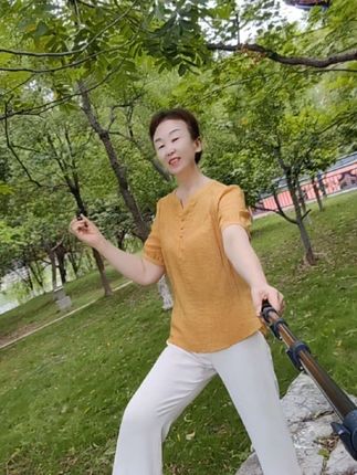 时间不为谁守候,转眼皱纹爬额头…#歌词句句扎心#我若提笔写春秋