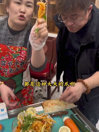 划拉哥可真行大儿子吃个鸡爪子还得自己拍#原创视频 #美食分享 #酸辣无骨鸡爪 @东北划拉哥他老妹儿 @东北划拉哥 @东北划拉哥他妹夫