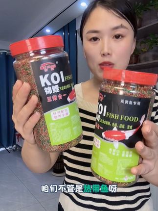 鱼料 不是因为土豪喂鱼喂的肥,是因为这款鱼粮很实惠,几瓶饮料的价格就能买上一大桶,仅你喜欢吃。金鱼喜欢吃,乌龟文件也爱吃。蛋白含量不低于百分之三十八。小鱼吃了长得快,大鱼吃了体肥艳丽,关键不浑水更健康。现在有活动,买一桶还送一桶。#鱼料鱼食#锦鲤#鱼饵#鱼粮 #鱼