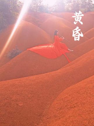 明明相爱,却为什么不能一起走进黄昏?罗文的这首《黄昏》,唱出了多少人的心声?爱而不得是有多么痛?这首歌很悲凉,现在大家都喜欢听这首歌,证明现在大家都过得不好,怀念过去,却又无能为力! 为什么罗文的黄昏,30年前没火,而30年后却火了?是因为听过这首歌的人都到黄昏了吗? 罗文的《黄昏》,是岁月的沉淀、是暮年时的爱情,经历了这么多岁月沉淀,褪去了好看的皮囊,眼角里依然透露出爱意,这感情更悠远绵长!然,绝大多数人没有那么幸运能拥有。 最喜欢罗文的黄昏,一曲肝断肠! #黄昏 #罗文黄昏 #落日余晖映晚霞一抹夕阳美如画#黄昏洞箫 #红土地