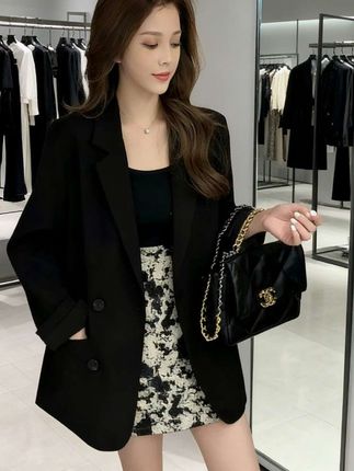 姐妹们快来试试这件超赞的女士西装外套吧!它是今年的潮流新品,穿上身效果超级赞,而且非常百搭,无论是搭配裙子还是裤子都很好看,让你轻松穿出高级感。它的版型设计也很特别,采用的是韩版宽松休闲的样式,加上独特的双排扣设计,真的太时髦了#女神穿搭 #优雅气质 #气质范 #高级感穿搭 #简约穿搭