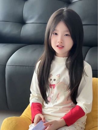 我希望我的小小孩 她是一个勇敢的女孩子 少一些遗憾 多一些快乐 她不必爱很多人 也不必执着于被爱 不辜负每一份热情 也不必讨好每一份冷漠 三观正 明是非 懂感恩 懂得的道理比我多 看过的世界比我大 我希望她可以活成自己喜欢的样子 独立而坚强 温暖而明亮 勇敢而自信#我的女孩 #儿童家居服 #生女儿就是用来打扮的