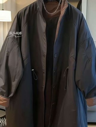 #我要上热门 家人们!谁懂啊!这件2024新款外套太绝了~韩版立领超有气质,妥妥气质感。中长款宽松版型,对各种身材都超友好,完全不挑人。内里填充很实在,冬天穿暖和又不会显胖。袖口撞色设计很用心,细节拉满。不管配紧身裤还是阔腿裤,都巨好看,秋冬氛围感直接拉满,闭眼入都不踩雷,赶紧冲!#早秋贵气感穿搭 #早秋显身材平价上衣合集 #巴恩风早秋穿搭细节 #早秋高智感职场穿搭