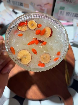 #送人佳品 #冻干银耳#吉野山#银耳羹 别再送戏没新意的东西啦!可以看看吉野山家的冻干银耳羹礼盒,到手一箱五盒才这价,真的好看又大气!