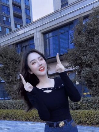 个子小怎么了?32岁儿子7岁 还不显老,都说我像20几,我猜肯定是我个子小,穿衣打扮显小。#小个子穿搭 #洋气打底衫 #显高显瘦显腿长