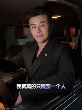 我可以一直吃同样的饭,反复听同样的歌,我不喜欢新鲜感,喜欢安稳的一切……
