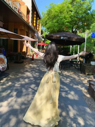 姐妹们,这套衣服真的太适合夏天了!如果你不知道怎么穿,又想穿的好看,那你就试试这套超火的多巴胺穿搭吧!它不仅舒适透气,还特别时尚,让你在这个夏天既能美美的出门,又能舒服的宅家。所以还在犹豫什么?快来下单这套超火的多巴胺穿搭吧!#夏天该有的样子 #出街穿搭 #街拍时尚穿搭 #温柔穿搭 #清凉一夏