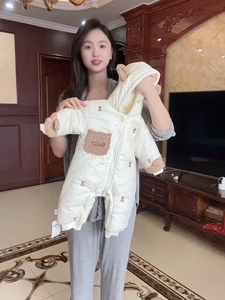 天冷了,给宝宝安排了一件超萌的加绒连体外出服,小熊立体造型一整个萌化我的心呀!内里加绒超级厚实,宝宝穿上巨保暖#高品质童装 #萌娃穿搭 #保暖又好看 #宝宝衣服 #婴幼儿服饰