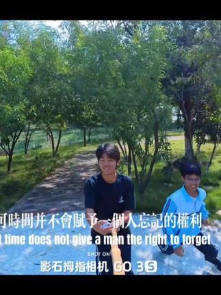 会因刚洗完头拥有散发香味蓬松的头发而开心 会因上课老师抽背没有抽到自己而窃喜 会因朋友的夸奖而洋洋得意 会因课间睡觉没被吵醒而庆幸 会因多放一天假而激动 会因今天食堂的饭菜好吃而满足 会因学校即将有的活动而提前憧憬 会因穿了新衣服而高兴 会因自己回答出了问题而骄傲 会因课堂的一句玩笑而回味一整天 会因上课与同桌窃窃私语而幸福 会因上课趁老师不注意吃了一粒糖而沾沾自喜我想这些珍贵的回忆会永远在心里珍藏多年后回味起来依旧觉得幸福#inmyfeeling #校园#影石拇指相机go3s #抖音推广 #新视角