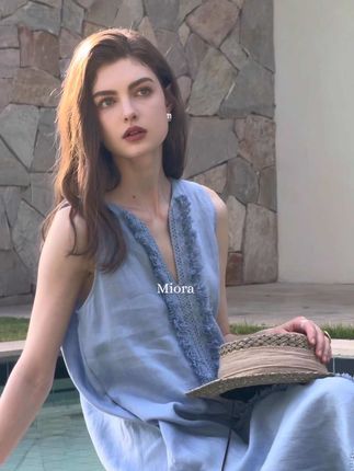🌿 Miora| 夏日法式复古衣橱·慵懒浪漫的南法午后☀️,风穿过麦田 裙摆轻轻摇曳🌾,这个夏天 想和你一起坠入法式复古的温柔梦境✨,这五款衣裙 每一件都是写给夏日的诗📜,亚麻的呼吸感🫧棉质的柔软✨立体花的浪漫🌷,仿佛漫步在南法庄园⛲️阳光洒落时光都慢了下来☀️,#夏日轻氧感穿搭给视觉降降温 #自带松弛感的慵懒风穿搭 #给夏天一点颜色看看 #旅游穿搭主打一个漂亮 #法式穿搭