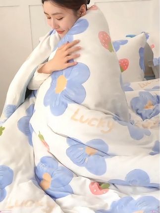 #双面牛奶绒冬被 马上就要到冬天啦、你家的保暖厚被子准备好了吗、这款双面加绒加厚保暖被子不用套被套贴身盖超舒服超暖和#强烈推荐 牛奶绒冬被
