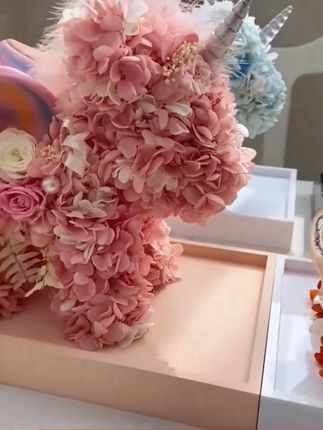 全网都在给对象送这个永生花独角兽,因为它的寓意是唯一的爱,独特的你,陪伴是最长情的告白。从包装到花花都超有质感,而且还是可以保存很久的永生花,放在家里就像是一个艺术品摆件一样,让我们的生活充满仪式感。快给你重要的人安排上吧!它一定会感动到哭的!#永生花 #独角兽 #七夕礼物 #七夕 #情人节