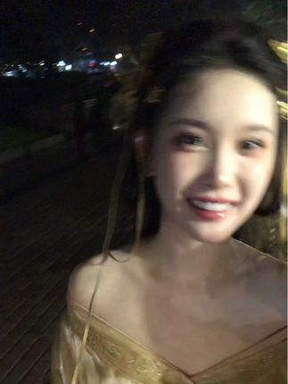 我知道大多数人都不爱我 只是需要我 在生理需求和需要提供情绪价值的时候 大家都会顺着我的话说一些讨我开心的 其实根本不在乎我的需求和想法 大家喜欢外表的漂亮精致 喜欢秋天的第一杯奶茶 喜欢各种节日的仪式感 没有一个人在爱 大家都在表演爱 这很无聊 我希望我以后会遇到世界上唯一契合的灵魂 真正为我而发的心疼 和喜欢 因为是我才愿意做一些事情
