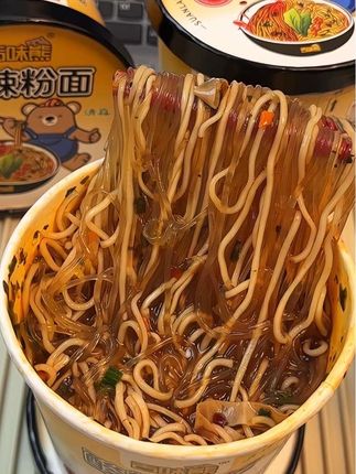 有粉有面 酸辣过瘾,味道真的还挺不错的#速食美食 #酸辣粉 #泡面 #泡面神仙吃法