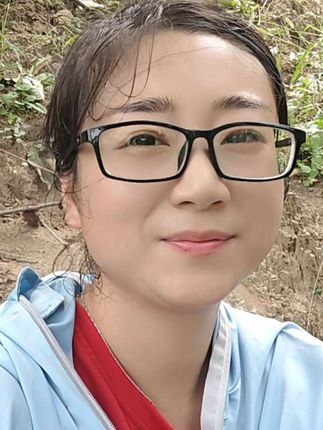 早上六点俺爸俺妈就去山上打栗子,我感冒还没好利索,浑身酸痛,还崴了脚脖,所以在家多睡了一会儿,七点多醒来吃了一口饭,给他们送了点儿吃的,顺便一块捡了捡栗子,一块回到家匆匆又换了一个地方来打栗子,现在是栗子横熟期,不是打栗子就是在打栗子的路上,没动态就证明确实是忙的不行,哈哈,不过能守在自己的父母跟前,还是很幸福的,所谓知足者常乐,虽然累,但是更多的快乐😂😂#农村姑凉 #抖音记录农村生活 #爱生活,爱自己 #陪伴是最长情的告白 #板栗成熟季