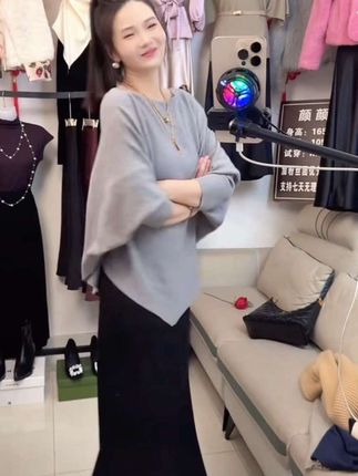 新款宽松蝙蝠袖针织衫 秋冬软糯慵懒感百搭针织上衣#秋冬新款针织衫#蝙蝠袖针织衫#时尚百搭针织衫#秋冬穿搭