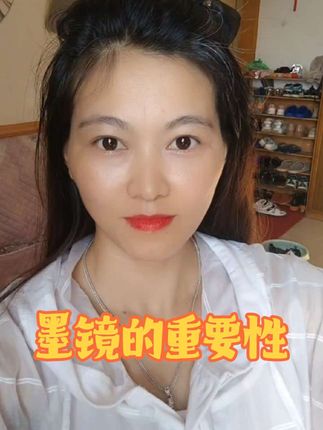 #广西发布高温蓝色预警 #原创视频 #墨镜 #与辉同行 #给夏天一点颜色看看 夏天出门骑车的时候我真的感觉有必要把墨镜戴上,真的不是装呀!因为有些时候那个阳光就是刚好对着正面照射,然后眼睛都不敢睁开,眯着眼太危险了。所以戴墨镜也是安全出行的必要防护噢!