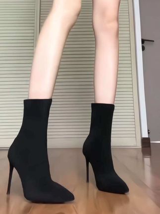 今年特别流行这种袜靴,就是这种又细又短的靴子,穿上它之后你会发现腿变长了,而且显得人很精致。这款是秋冬爆款的洋气绒面尖头瘦瘦靴,它是袜靴的一个款式,穿上后会显得腿特别长,尤其是小个子。微胖的女生一定要试一下,这双鞋是我们家的一个爆款,纯色系列,时尚百搭,穿上非常显气质。 #女鞋 #高跟鞋 #瘦瘦靴 #靴子