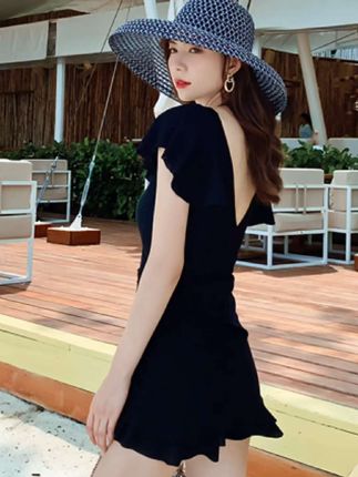 泳衣女款保守又好看,新款连体游泳衣黑色显瘦遮肚泳装