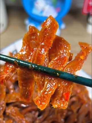 来自湖南长沙的魔芋干,香香辣辣 扣弹有嚼劲,喜欢辣的宝子可以冲#长沙魔芋干 #辣#零食推荐#妈呀太香了#下酒菜