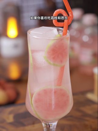 巨好喝!粉粉嫩嫩果香浓郁的荔枝芭乐气泡水!夏天就适合喝这种气泡感十足的小甜水!口感清爽不甜腻!吃火锅烧烤时候来上一瓶简直不要太爽!#气泡水 #果汁 #夏日饮品 #荔枝果汁 #芭乐果汁