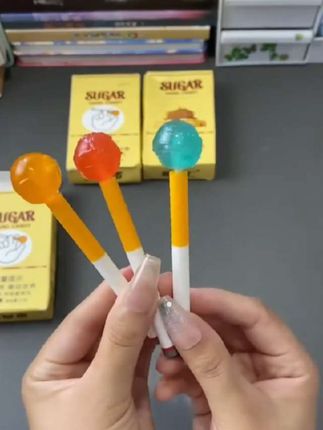当我拿出这个棒棒糖时,好朋友都惊呆了!好吃又好玩,在手里敲两下真的太有感觉 #棒棒糖 #抽象零食