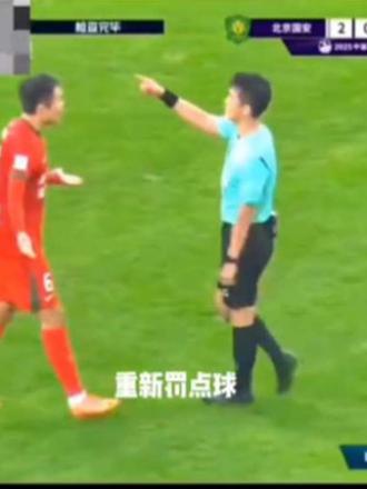 #中国足球 #足协杯决赛 #河南建业 #北京国安 #点球 这场球输得一点脾气都没有,全方位被碾压。河南队整体偏紧,按说保级成功,首进决赛的河南队不应该有什么心理压力,反而是夺冠失利,内忧外患的国安队才更让人不看好,4万人的球场,河南球迷去了近3万而国安球迷只有不到8千,就是赛前双方球迷心态的最直观写照。然而足球是圆的,所有的场下因素都无法决定比赛的走向,终归还是要真刀真枪的干一场,才能知道鹿死谁手。结果就和比分一样,首进决赛的河南队仿佛背了巨大的心理包袱,束手束脚,几乎没有亮眼的表现,那个专治各种不服的老中医并没有出现。
亚军也是最好成绩,希望河南队重整旗鼓,来年再战,续创佳绩!