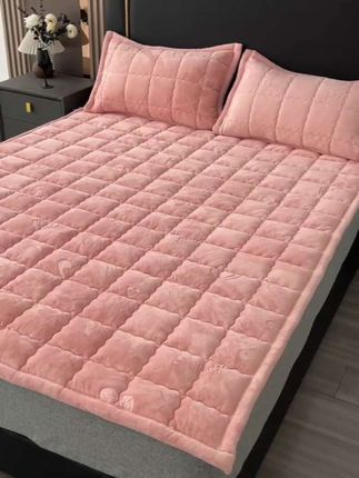 #用来用去还是这个暖和,冬天可以直接不用开电热毯的牛奶绒加厚床垫,加厚的设计更加厚实又柔软,贴身睡更加保暖又舒适。加密的绒毛还可以直接裸身睡,往床上一铺,连续睡一个星期都不用整理,不掉色不掉毛,还防静电,脏了还可以机洗。