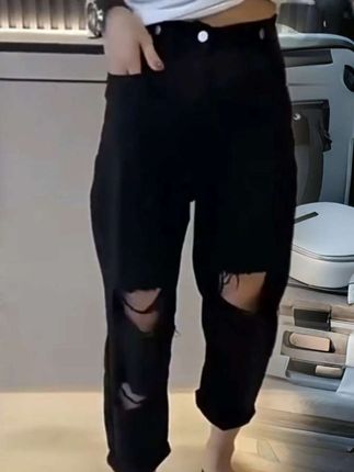 这条裤子真的是谁穿谁显瘦,我今天穿它出门,别人还以为我瘦了十斤。#时尚潮流 #爆款热卖中 #谁穿谁好看 #破洞哈伦裤 #胖瘦都能穿