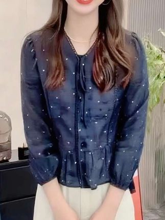 2025早秋这件小衫太好穿!简单款但开扣+蝴蝶结超点睛,长袖不挑身材,搭裤子裙子都好看,透着低调的设计感,日常穿洋气又高级,随便一套就有范儿,通勤约会都能穿~ #2025早秋女上衣 #蝴蝶结开扣小衫 #设计感百搭上衣 #女装潮流高级感 #长袖小衫必备