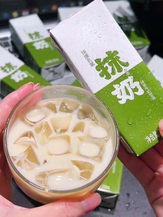 抹茶味的牛奶你们喝过吗?我是真怕你们喝了找我回购😟#好物推荐🔥 #网红饮料 #抹奶@DOU+小助手