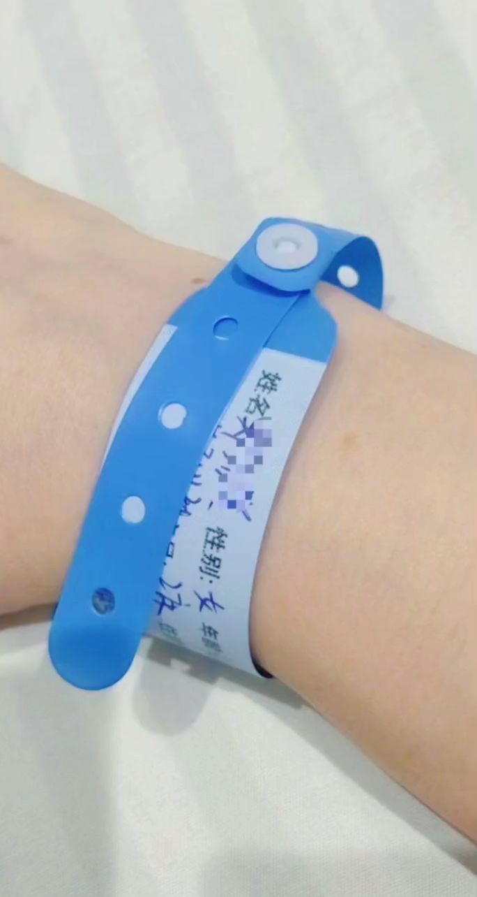 跟过去式告个别,毕竟在健康面前,什么都不值一提,往后余生祝愿自己平安顺遂,越来越好!也感谢一直没放弃自己,请原谅曾经脆弱的自己,也请温柔对待之后的岁月。#出院了出院了 #熬过了就好了 #住院的日子 #怎会有人知你的苦