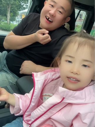 闺女今天放学开心,慢慢的这就适应了#幼儿园的小朋友