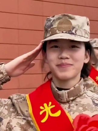 巾帼不让须眉,梦想的起点从这里启航。致敬每一位勇敢入伍的女兵! #女兵入伍 #巾帼不让须 #最可爱的人 #一人参军全家光荣 #宣传正能量