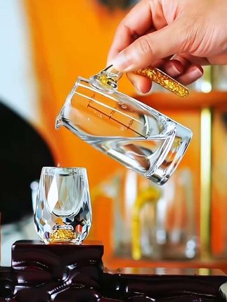中式白酒杯家用带杯架 创意切面金箔水晶分酒器 高档一口杯小子弹杯#白酒杯 #分酒器 #美观实用 #好东西一起分享 #好物推荐🔥
