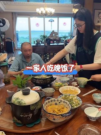一家人吃晚饭了,女儿上次农家乐吃到了,劲林银条说清脆爽口好吃 自己家里炒了#下饭菜#劲林银条菜 #记录真实生活