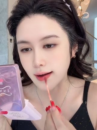 热门色号全在线,轻轻一抹就是浓郁显色的高级雾面感,每支都踩在审美上,承包你整个季节的妆容!#热门 #口红 #仙女必备 #盈公主和阿迪