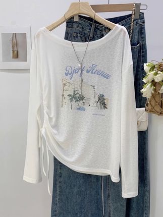 很适合小个子女生的一款罩衫,面料特别轻薄,雪花棉的材质又软又垂感,侧边做了抽绳,可以调节长度,小个子穿正正好,不压个子版型,整体带一点宽松感,大圆领设计比较显瘦,袖子也不会很长,胸前图案是喷上去的,柔软透气,颜色也很清爽。做工方面也是很不错的,上身亲肤透气,夏末初秋都可以穿。