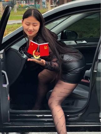 一个爱国的你,车里怎能少了这个水晶座红旗摆件呢 #汽车好物 #国庆节 #汽车摆件 #红旗摆件