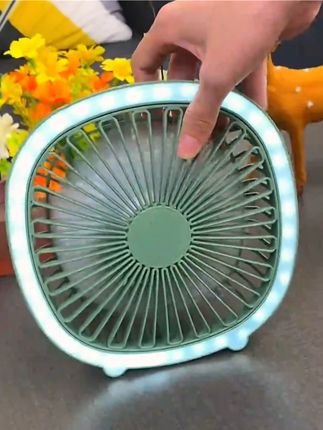 这个小风扇太实用了,它是四合一的,可以当台灯用,也可以用来吹风,还有三档风速可以调节,不管是放在床头还是桌上都很合适。它还自带充电口,不用的时候就可以收起来,方便携带,有了它以后再也不怕热了#台灯风扇#小风扇#实用好物#清凉一夏