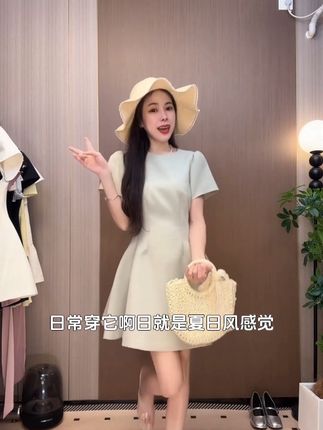 夏天穿的西装面料是这种透气又轻薄的西装面料,面料也是非常柔软的。#今日穿搭 #显高显瘦 #连衣裙女夏赫本风 #温柔仙女裙 #优雅气质女人味十足