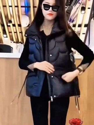 时尚,洋气,百搭,女马甲外套,美女姐妹们,走起来,做工精致 #时尚洋气 #减龄显瘦穿搭 #棉马甲外套#女新款马甲##外套穿搭