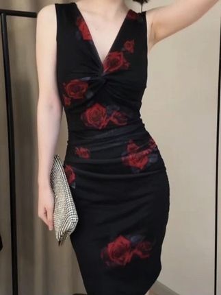黑玫瑰夏季纯欲花色V领性感收腰显瘦包臀连衣裙气质短裙#࿆女人一定要活成自己喜欢的样子 #美背 #女人自信就是美 #修身高定女装 #旗袍裙