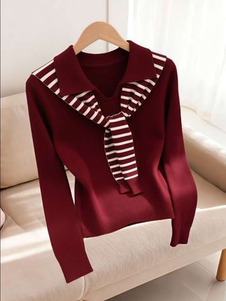 林夏对着衣柜翻了第三遍,指尖终于触到那件—今年秋款的披肩设计太戳她了。 可拆卸的披肩是斜纹针织,垂坠感刚好遮住她在意的肩线,内搭的长袖主体收在高腰半裙里,腰线被悄悄拉高两公分。她对着镜子转了圈,袖口的螺纹收紧手腕,拜拜肉藏得干干净净,连晨起的倦容都被温柔的色调衬得柔和。 出门时邻居阿姨叫住她:“这衣服洋气!”林夏笑着点头,心里庆幸上周果断下单。到公司刚坐下,实习生就凑过来问链接,说看她穿得显瘦又利落,想给妈妈也买一件。 下午的提案会,她裹着披肩坐在会议室,暖光落在针织纹理上,连客户都夸她穿搭有设计感。散会时秋风卷过走廊,披肩被吹得轻轻晃,林夏拢了拢衣襟。#针织衫 #时髦穿搭 #时尚感穿搭 #显瘦穿搭 #女装新款