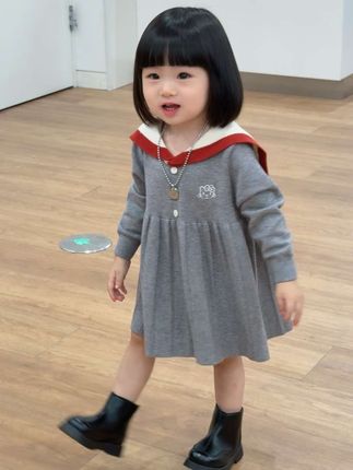 累的时候 就看看自己的孩子 不要觉得自己一事无成一无所有 她是你付出一切后得到最棒的收获 乱七八糟的生活 总会被孩子缓缓的治愈 如果你的情绪 不能够用语言表达出来 那就多看看自己的孩子 她是你的光是你的软肋 是你治愈所有负面情绪的良药! #高品质童装 #生女儿就要这样穿 #女宝穿搭 #萌娃穿搭#女童穿搭